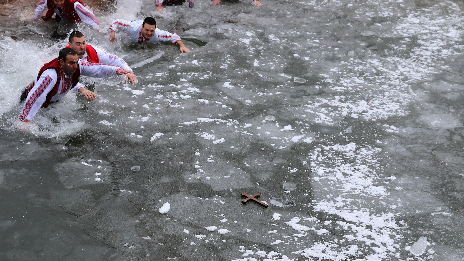 Богоявление и мъжко хоро в ледените води в село Зверино