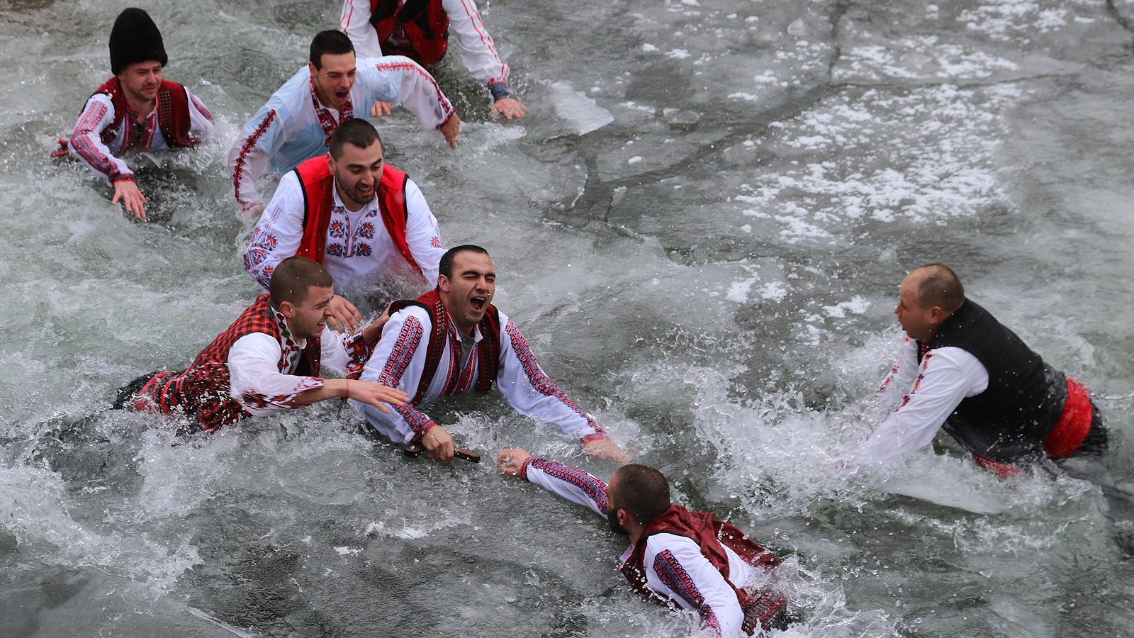 Богоявление и мъжко хоро в ледените води в село Зверино