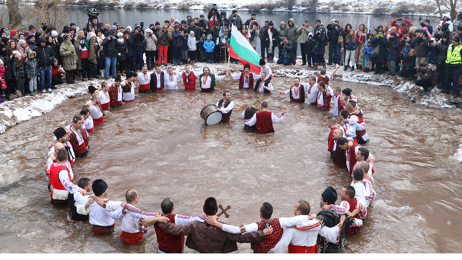 Богоявление и мъжко хоро в ледените води в село Зверино