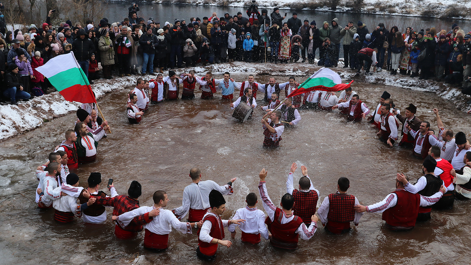 Богоявление и мъжко хоро в ледените води в село Зверино