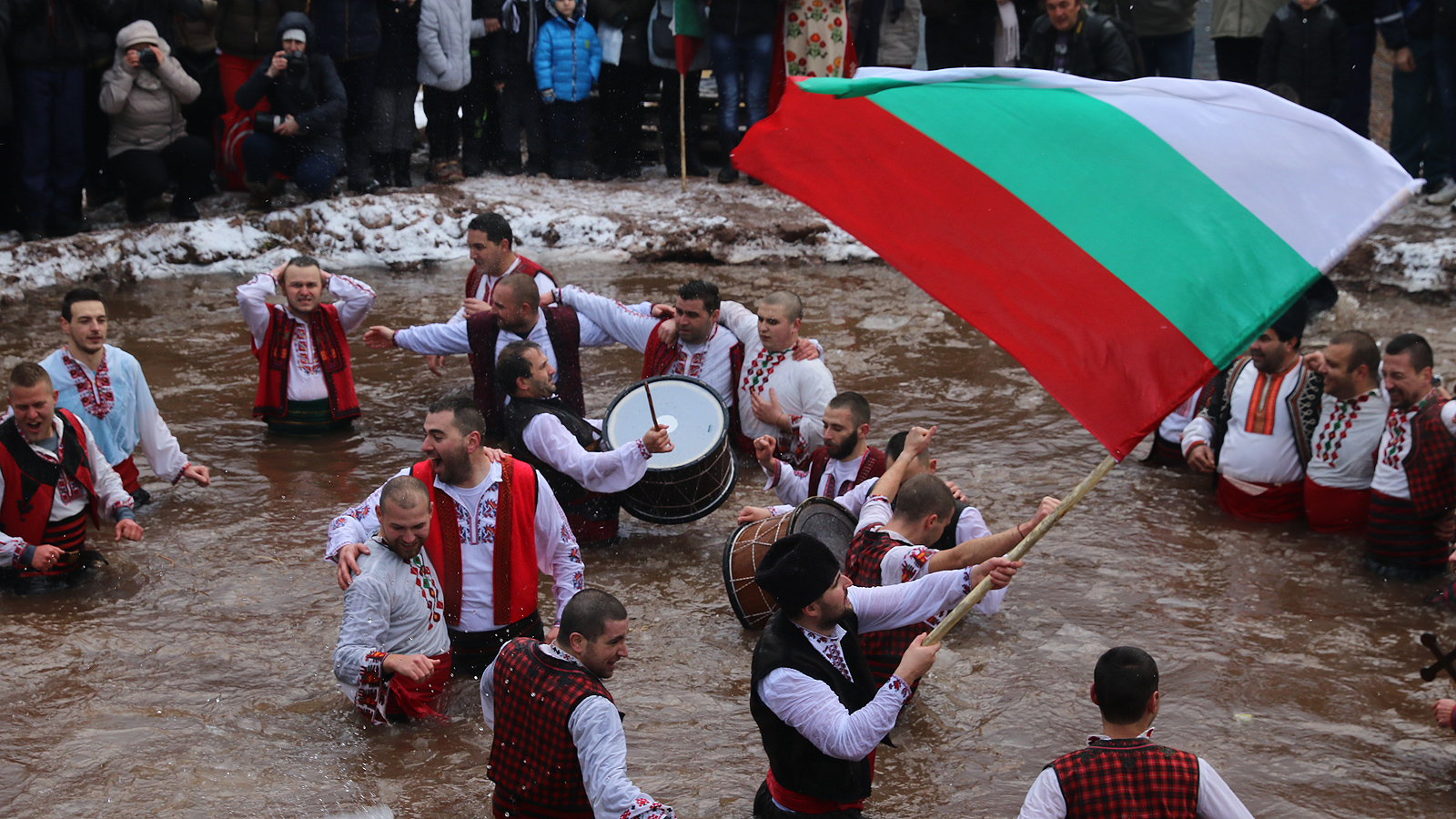 Богоявление и мъжко хоро в ледените води в село Зверино