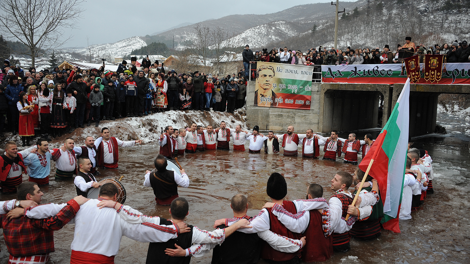 Богоявление и мъжко хоро в ледените води в село Зверино