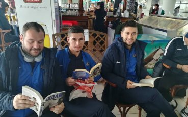 Капитанът на Левски пое за Кипър с книгата за Гунди в ръка