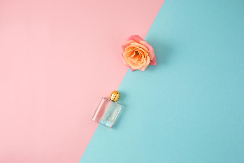 <p>Синтетичните съставки при парфюмите не означават нещо лошо. Макар да обичаме продукти от натурални съставки, <strong>някои миризми като тези на божур, фрезия и момина сълза не могат да се добият по естествен път, защото тези цветя не произвеждат аромат.</strong> Затова миризмата им се пресъздава със смесица от изкуствени молекули. Днес, за разлика от няколко века назад, химичната дейност е строго контролирана и тествана за безопасност от различни здравни организации.</p>