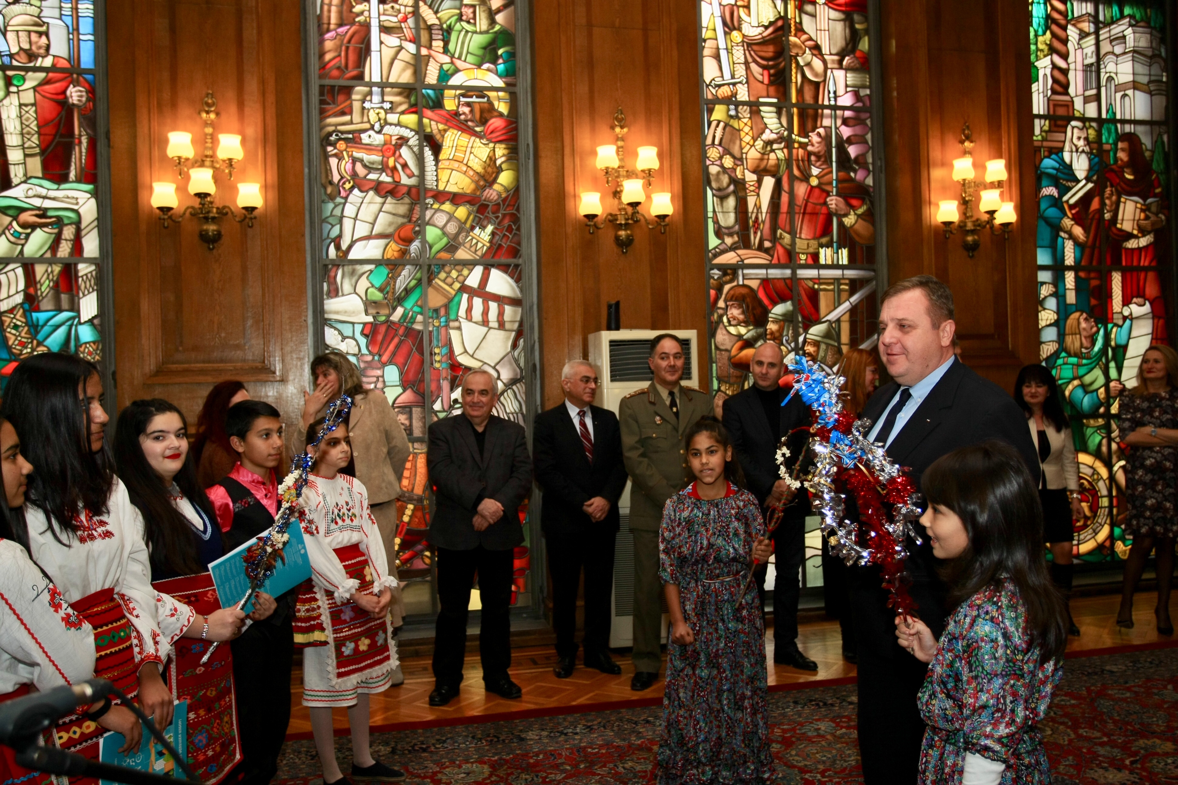 Децата, които посетиха министър Каракачанов, бяха от Средно училище "Кирил и Методий“ в гр. Златарица