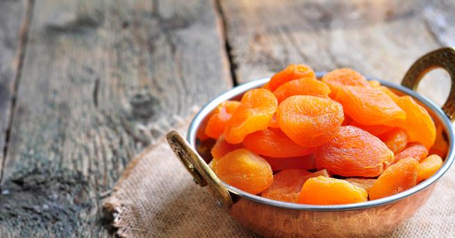 Сушените кайсии са естествен избор в средата на зимата когато