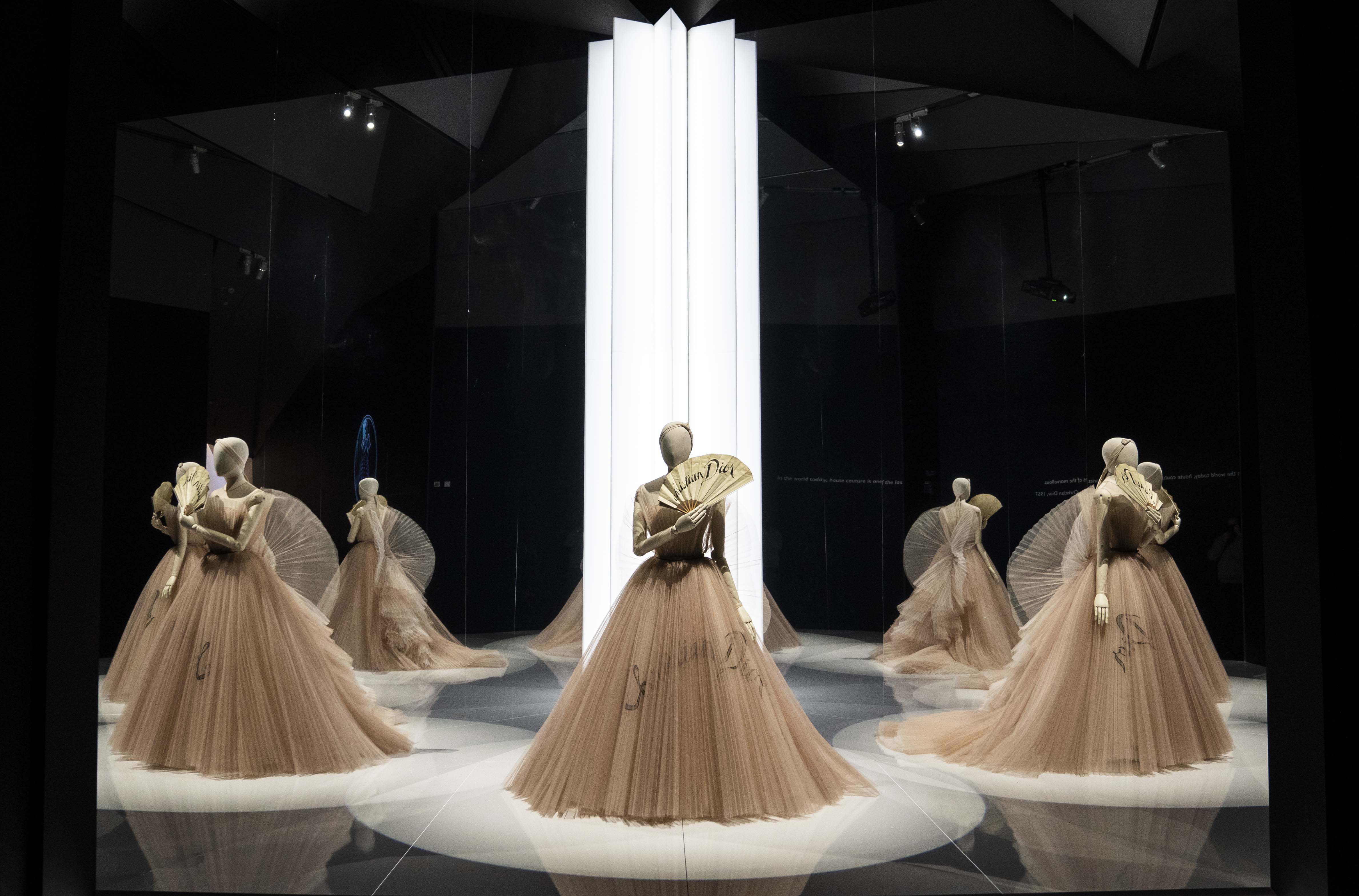 Лондонския музей "Виктория и Албърт" представя изложба с тоалети на френската модна къща "Кристиан Диор", влезли във новините - от роклята на принцеса Маргарет на 21-вия й рожден ден до тази, с която Дженифър Лорънс получи награда "Оскар".