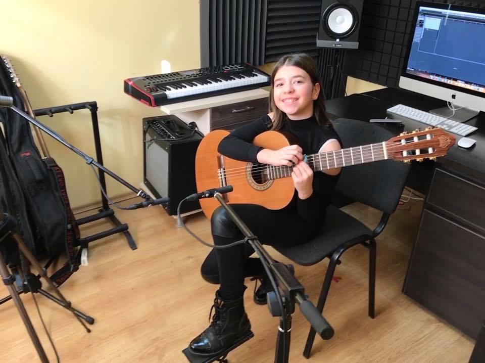 Александра учи в музикалното училище в София и свири на китара от 5 години.