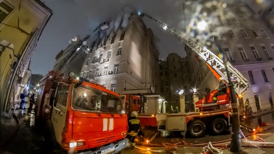 <p>Осем души загинаха при пожар в центъра на Москва</p>