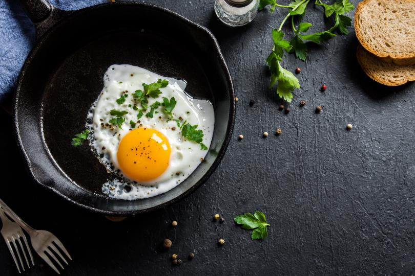 <p><strong>Яйца</strong></p>

<p>Яйцата съдържат умерено количество цинк. Едно голямо яйце съдържа 5% от дневната ви нужда от цинк. В него има 77 калории, 6 грама протеин и 5 грама здравословни мазнини, както и други минерали и хранителни вещества.</p>