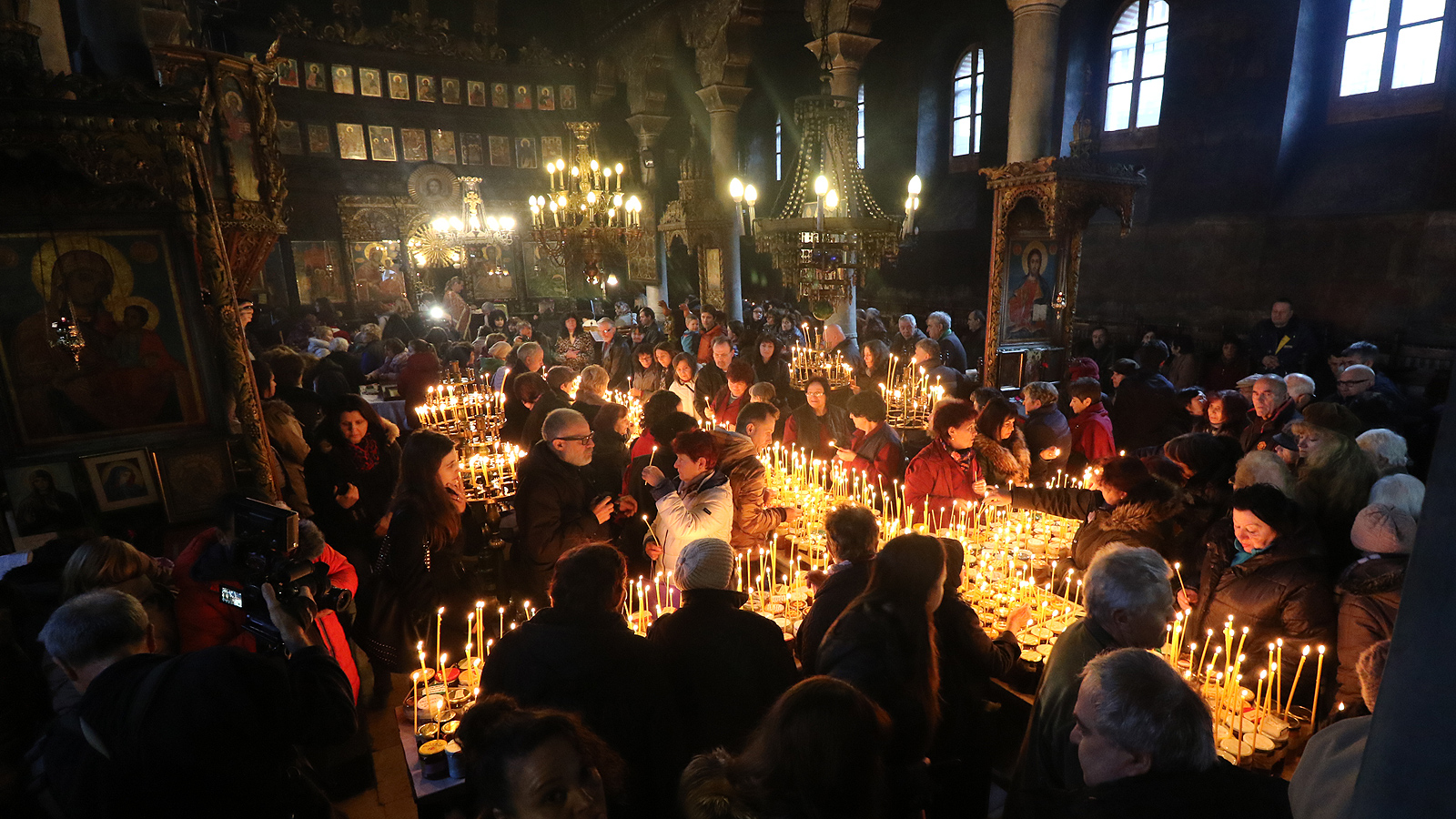 Стотици буркани с мед, подредени във формата на кръст, бяха осветени днес в черквата "Въведение Богородично" в Благоевград