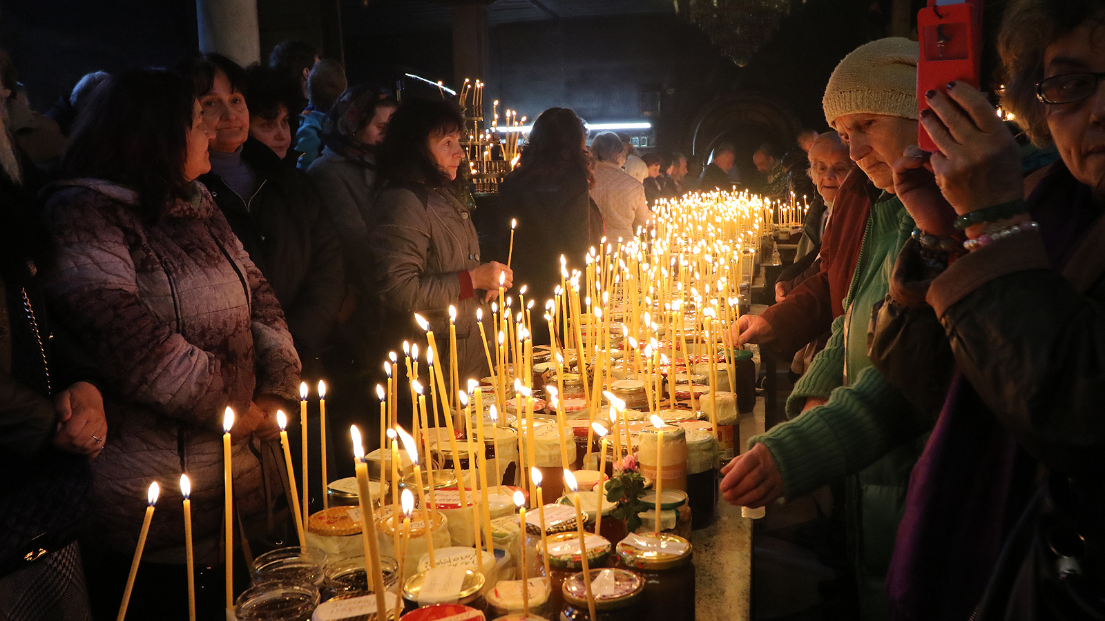 Стотици буркани с мед, подредени във формата на кръст, бяха осветени днес в черквата "Въведение Богородично" в Благоевград