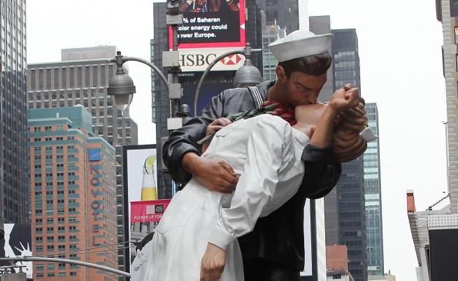  Почина морякът от емблематичната целувка на 