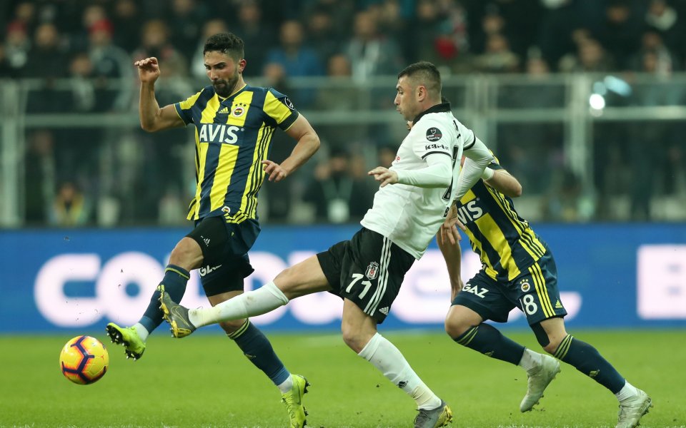 Ван Перси изгледа триумф на Фенербахче в дербито на Турция