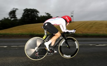 Когато жените са по-бързи: Колоездачка настигна мъжкото състезание и предизвика смут