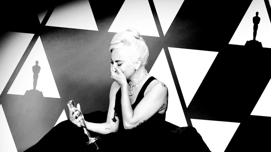 Лейди Гага позира с наградата "Оскар"