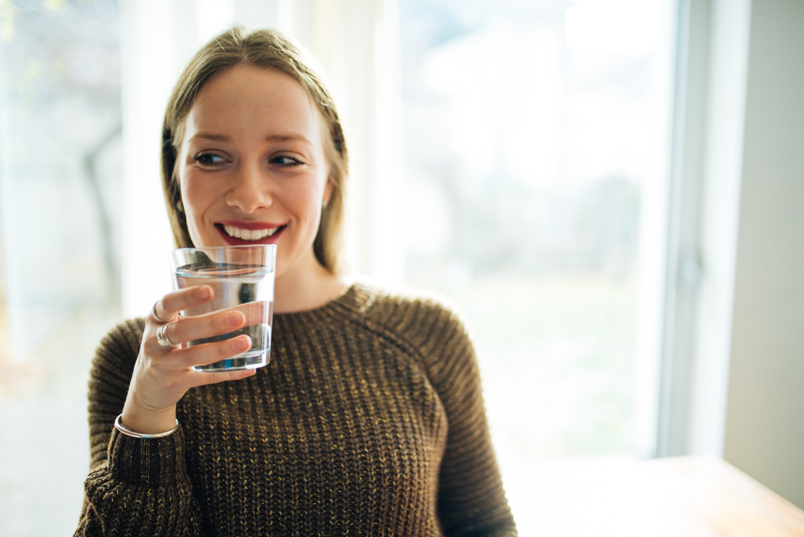 Пиенето една чаша топла вода сутрин пречиства кожата и предпазва от появата на акне.