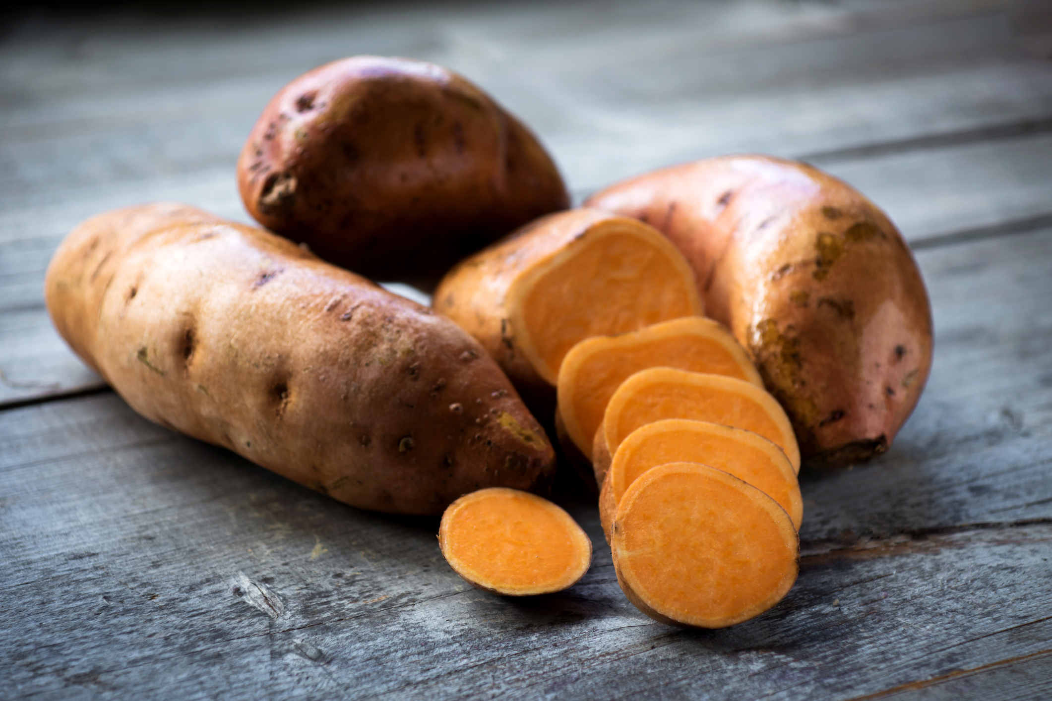 <p><strong>Сладък картоф</strong></p>

<p>Сладките картофи са богати на бета-каротин, витамини от група В и различни минерали. 100 грама сладък картоф съдържат 2,5 грама фибри.</p>