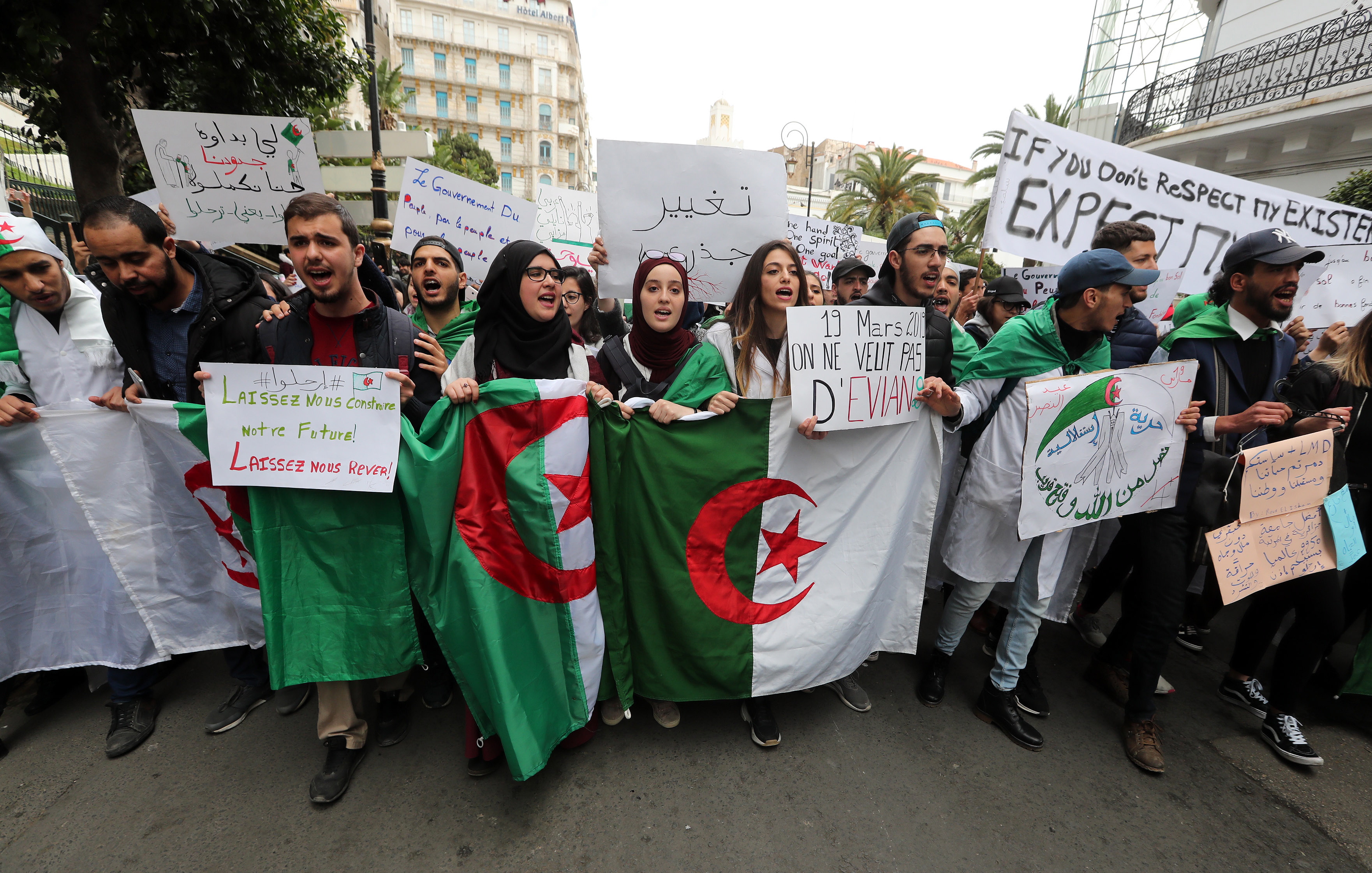 <p><strong>Алжир</strong></p>

<p>В страната падна от власт дългогодишният президент Абделазиз Бутефлика след протести срещу решението му да се кандидатира за пети мандат начело на северноафриканската страна и не без помощта на армията.</p>
