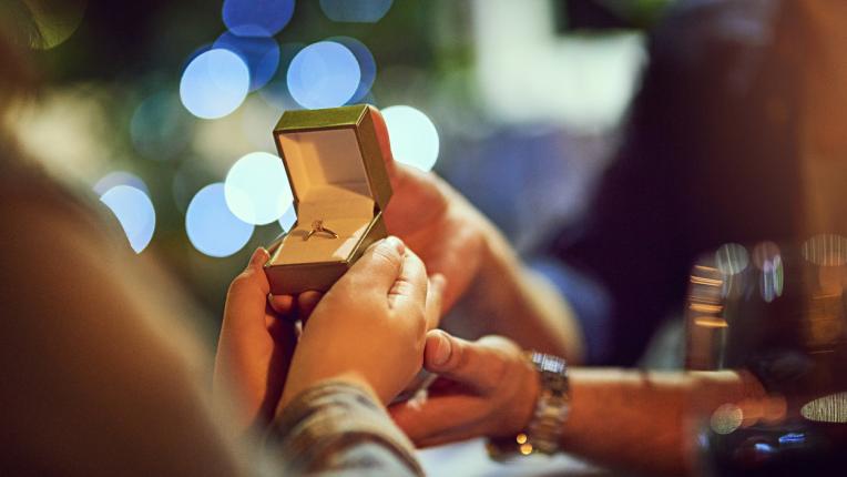  7 доказателства, че се кани да ти предложи брак 