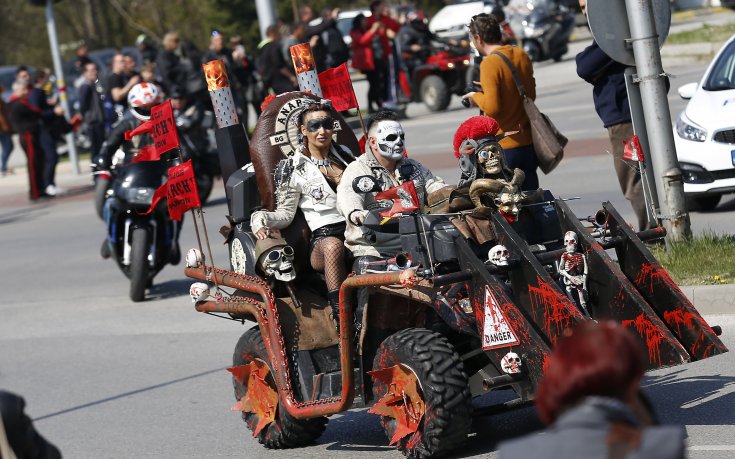 Рокер предложи брак по време на откриването на мотосезона