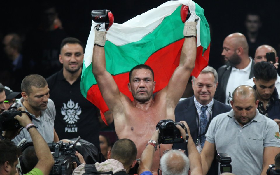 Боксовите фенове по цял свят още се опитват да осъзнаят