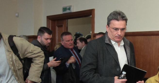 България Свидетелят по делото КТБ Така Цветан Василев пое контрола