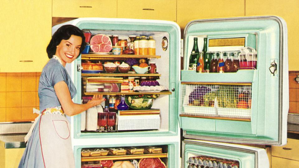 жена ретро хладилник храна
