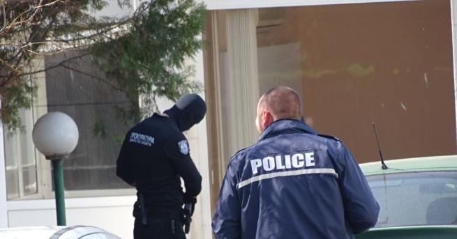 България Спипаха полицай разпространявал цигари без бандерол Заедно с униформения