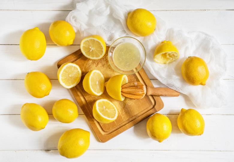 <p><strong>Лимонов сок</strong></p>

<p>Лимонът има подобно действие, като ускорява метаболизма, за да горим допълнително калории, докато сме физически активни. Медицинският автор Усама Азам препоръчва приема на една чаша вода, смесена със сока от половин лимон, 15 минути преди начало на тренировка.</p>