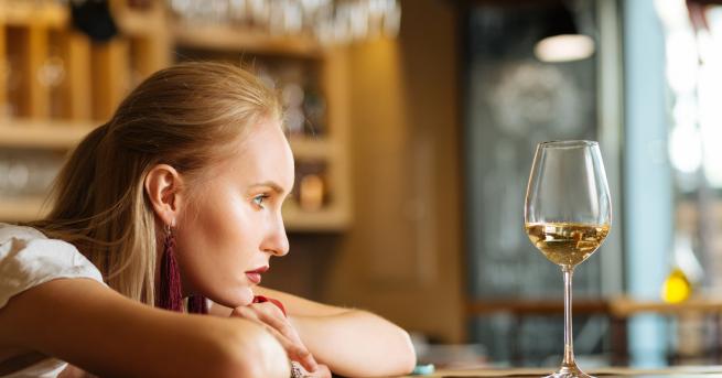 Тя отново получи sms Скъпа не ме чакай за вечеря Имам