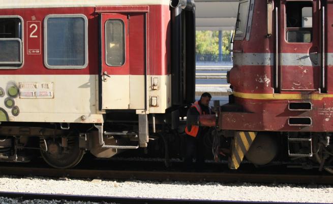 Запали се локомотив на бързия влак Бургас – София