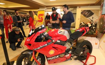 Състезателят на Overdrive Racing Ангел Караньотов с мотоциклет Ducati Panigale