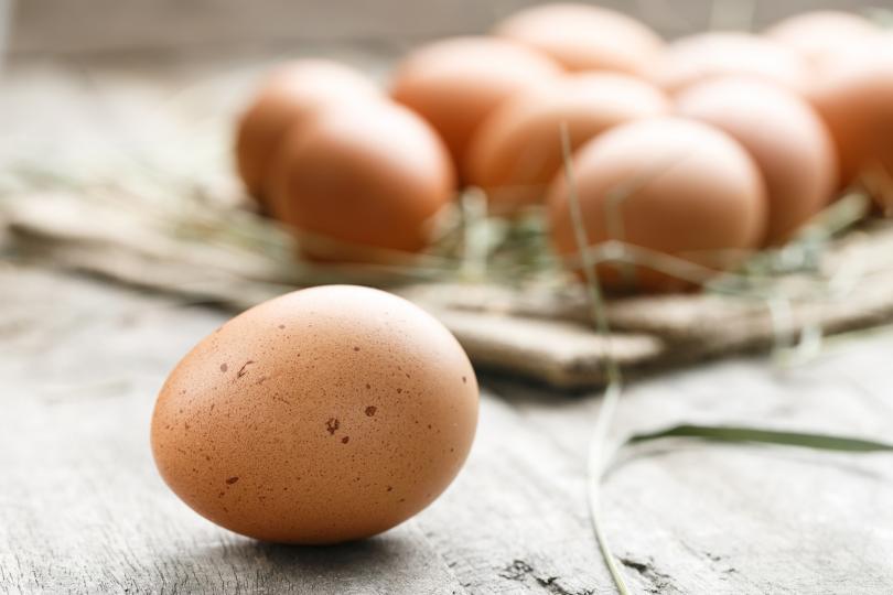 <p>Яйцата съдържат&nbsp;холин&nbsp;- важно за мозъка вещество, необходимо за различни процеси, допринасящи за правилното функциониране на целия организъм. Недостигът му е свързан с чернодробни, сърдечни и&nbsp;неврологични заболявания. Холинът е изключително важен за&nbsp;бременните жени. Той се съдържа в жълтъка на яйцето.g</p>