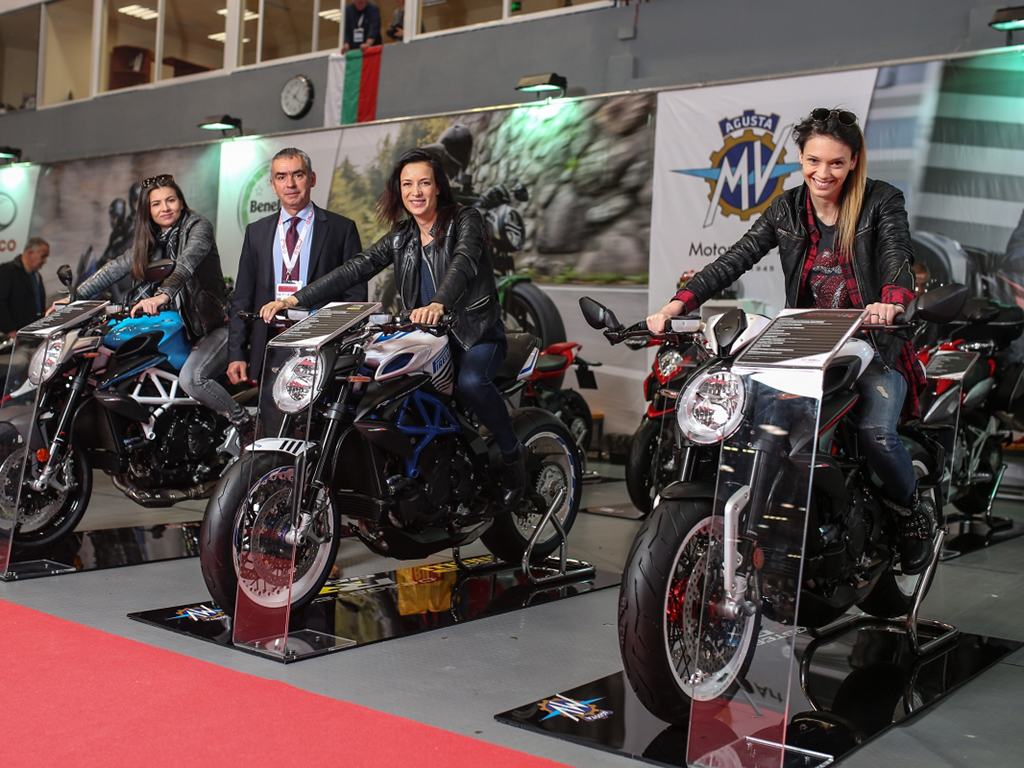 На Moto Expo 2019 да се видят последните модели на изложените по щандовете 21 марки. И тъй като мощните и бързи мотоциклети вървят с красиви дами, то на всеки един от щандовете посетителите могат да видят и красиви момичета. Ако нямате възможност да посетите „Асикс Арена”, ние ще ви дадем тази възможност, макар и виртуална.