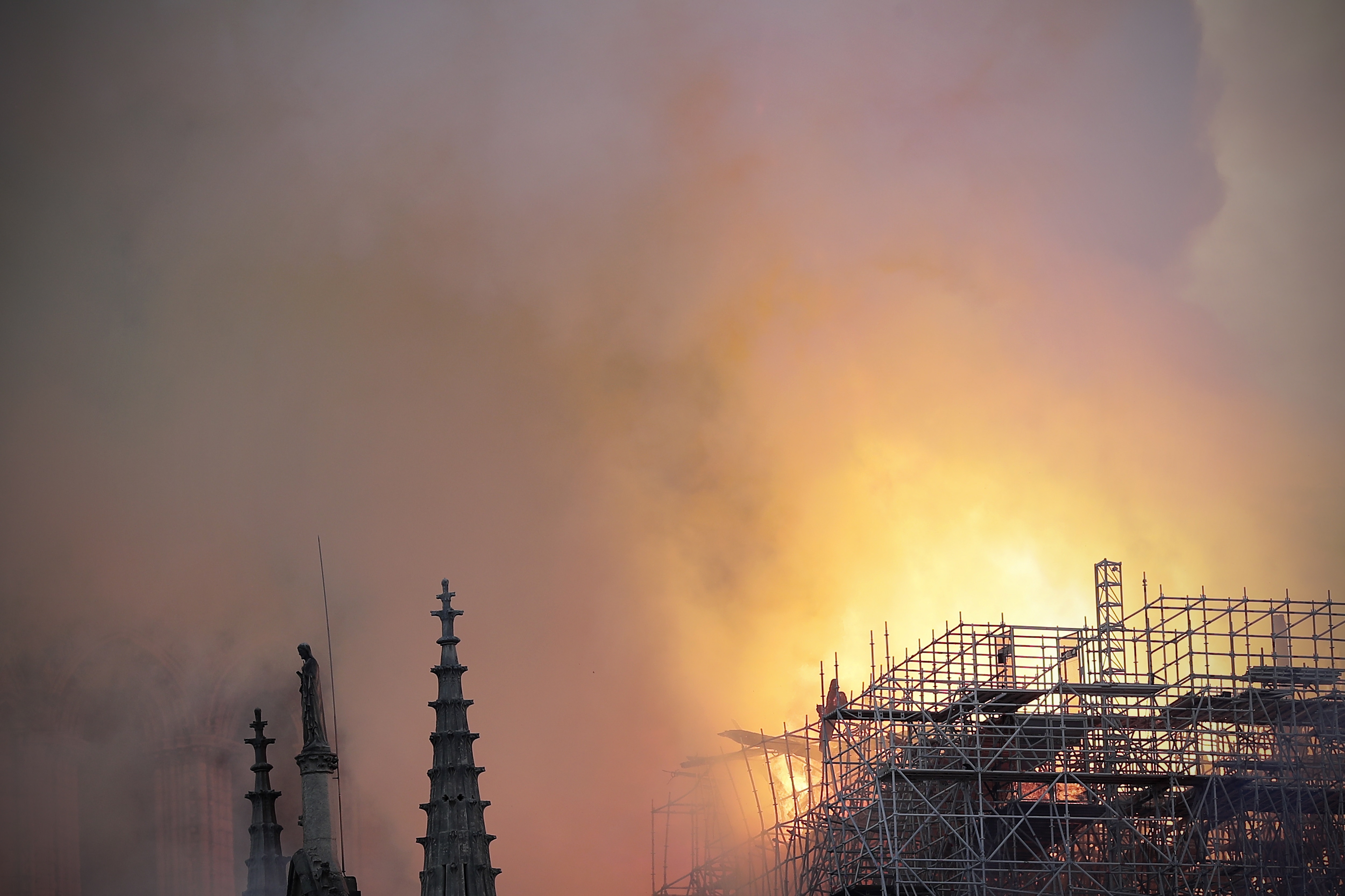 Пожар опустошава катедралата Нотр Дам в Париж