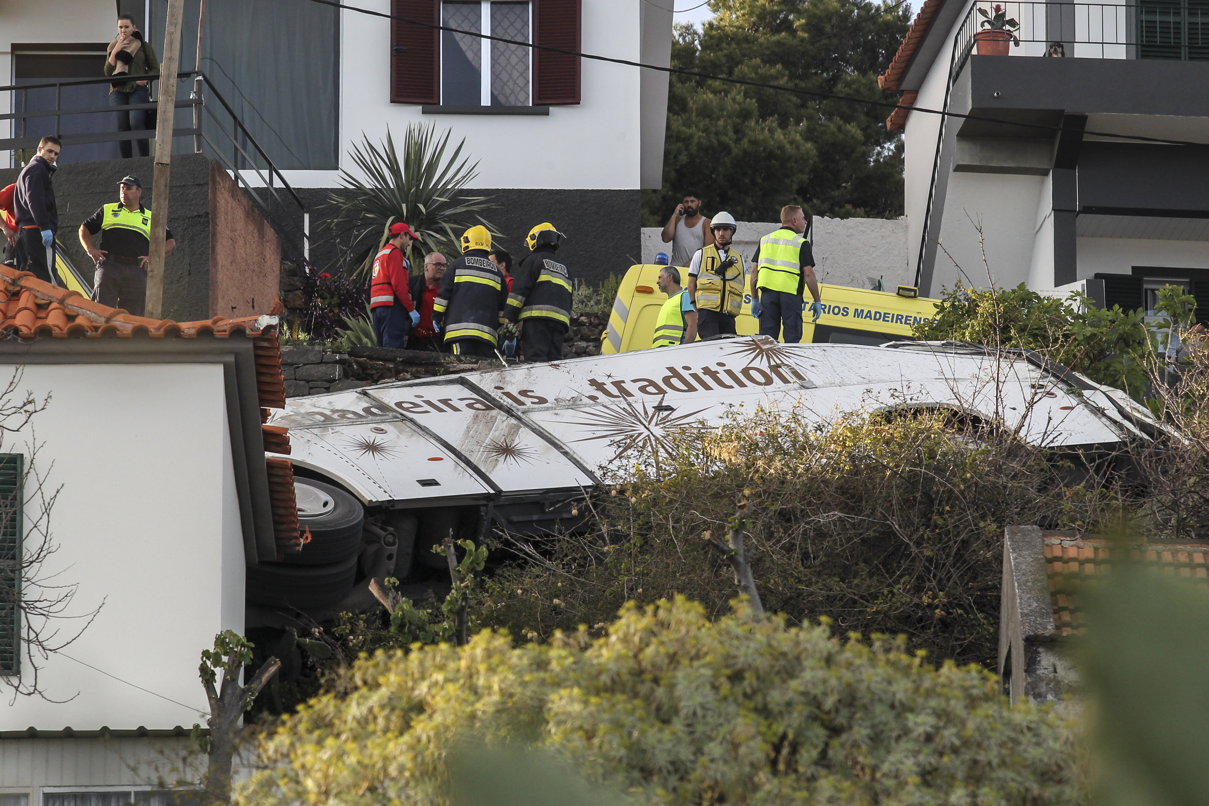 Автобус с 55 туристи и техният гид се преобърна по склон и се удари в къща