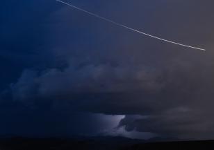 Метеор озари небето над Унгария със зелена светлина