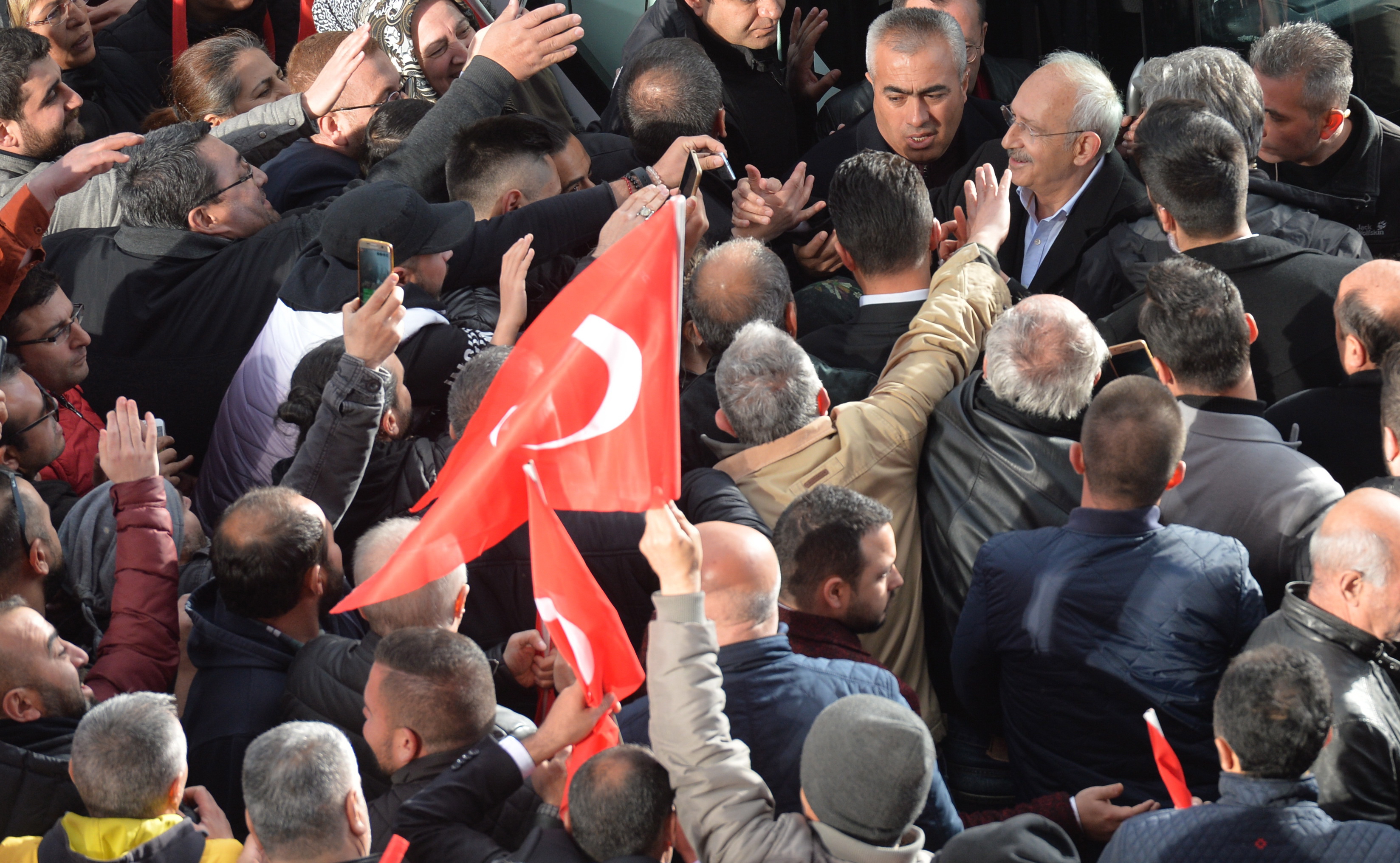 Председателят на Народнорепубликанската партия (НРП) е присъствал на погребение на турски войник, убит в сблъсъци с признатата за терористична организация Кюрдската работническа партия (ПКК)