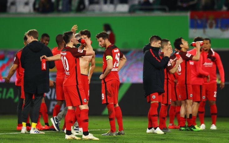 Феновете на Айнтрахт протестираха, хвърляйки великденски яйца