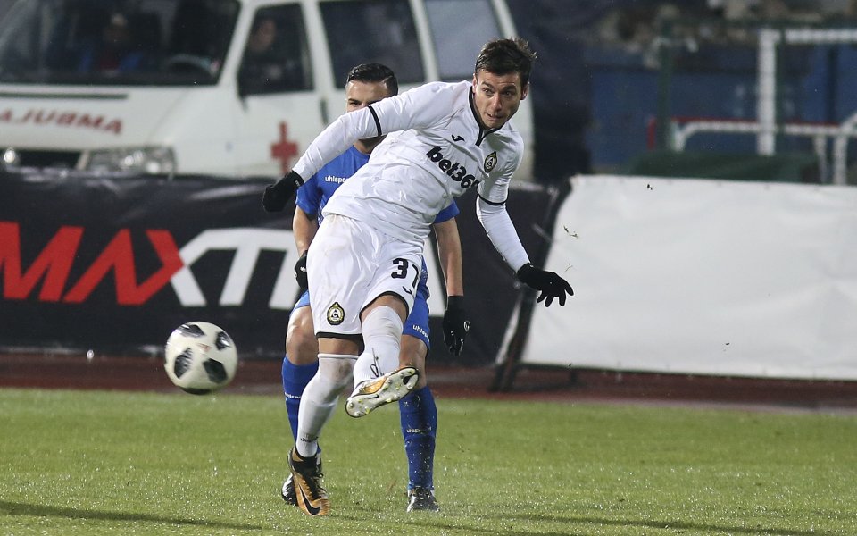 Втори футболист се раздели със Славия през последните два дни.