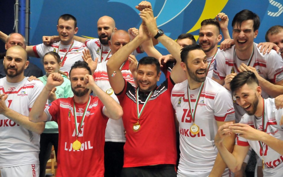 Треньорът на волейболните шампиони от Нефтохимик Николай Желязков и капитанът