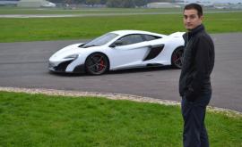  Алекс Алексиев с първата си обич: McLaren 720S. Това е първият автомобил, по който работи за британците. Негово дело е интериорът. 