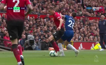 Полузащитникът на Манчестър Юнайтед Неманя Матич фрасна цинично по лицето