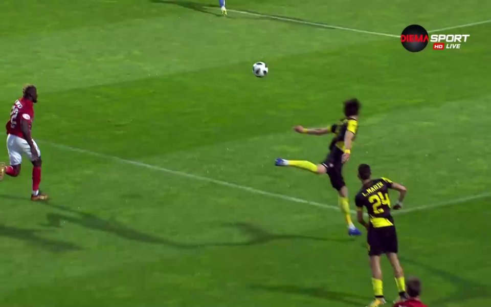 Дискусионна ситуацията се получи в 23-ата минута на двубоя между