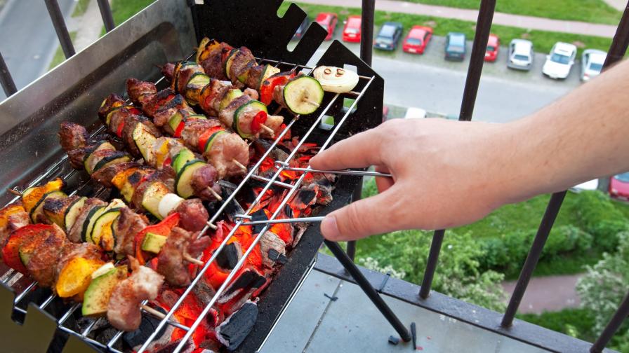  Барбекюто на балкона е в реда на нещата, в случай че договорът за наем не съдържа експлицитна възбрана или в случай че димът от скарата не прониква в прилежащите жилища. 