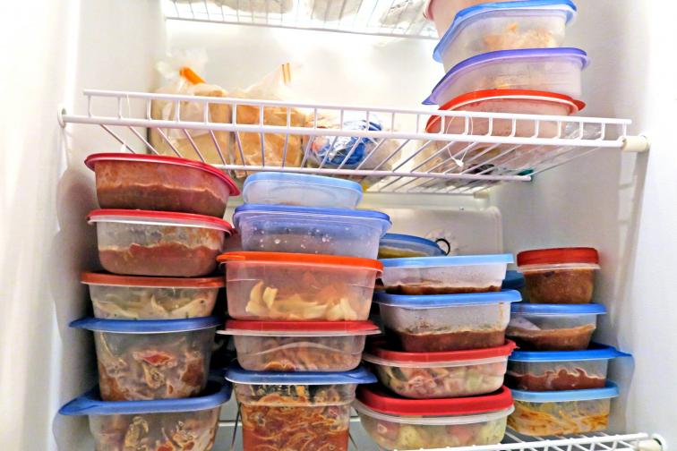  Използвайте фризера <br> Ако остатъците от празничните трапези са прекалено много, сложете ги в кутии за заледяване и ги приберете във фризера. Не ги замразявайте обаче без проект какво ще вършиме с тях. Планирайте добре по кое време, какъв брой и защо ще употребявате, с цел да може да ги замразите в порции, отговарящи по величина на потребността. <br>   