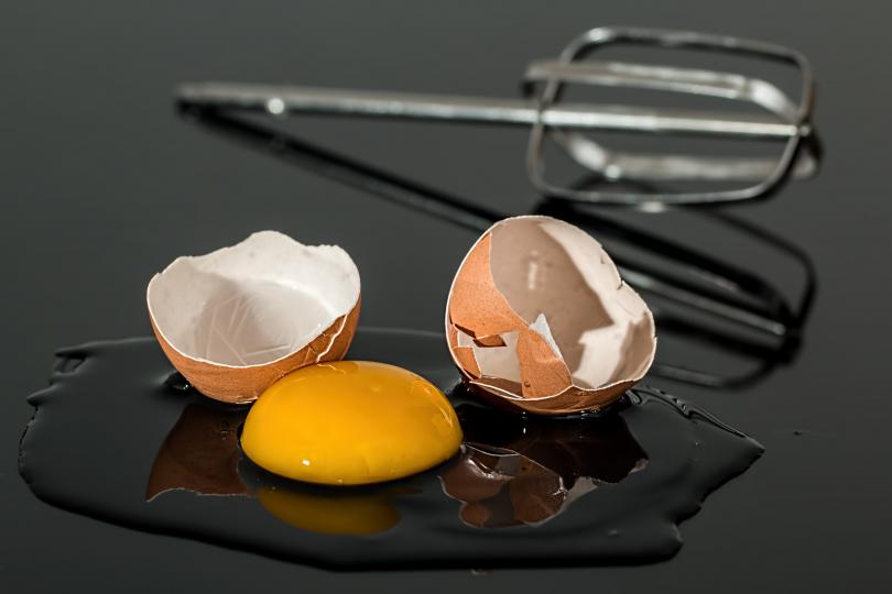 <p><strong>Пържени яйца</strong> - Поради високото съдържание на мазнини и холестерол може да предизвика безпокойство и отпадналост.</p>