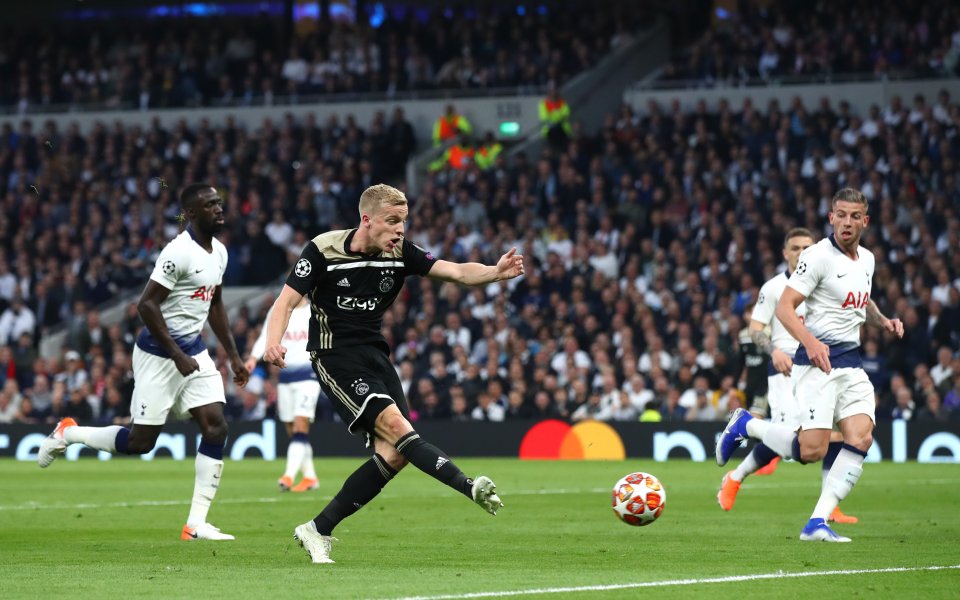 Реализиралият победното попадения за Аякс &ndash; Дони ван де Беек,