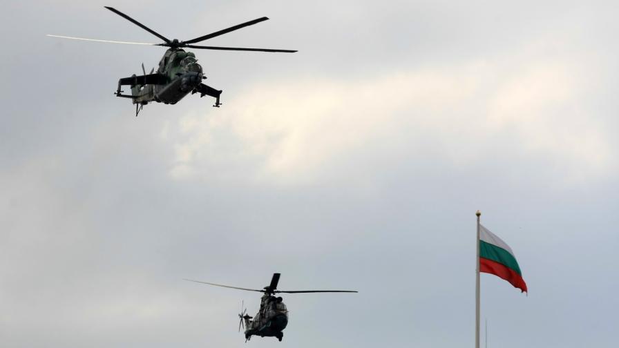 Военни самолети и вертолети прелитат над София